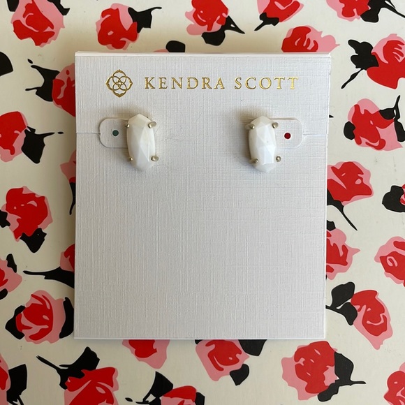 Kendra Scott Betty Gold Stud Earrings Ivory Pearl - Picture 1 of 4